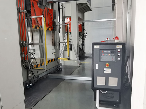 SMC復合材料模壓電池包殼體生產，選擇SMC模溫機