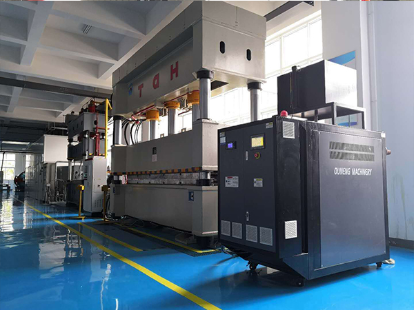 碳纖維CFRP加熱模溫機(jī)，助力智能無人機(jī)生產(chǎn)